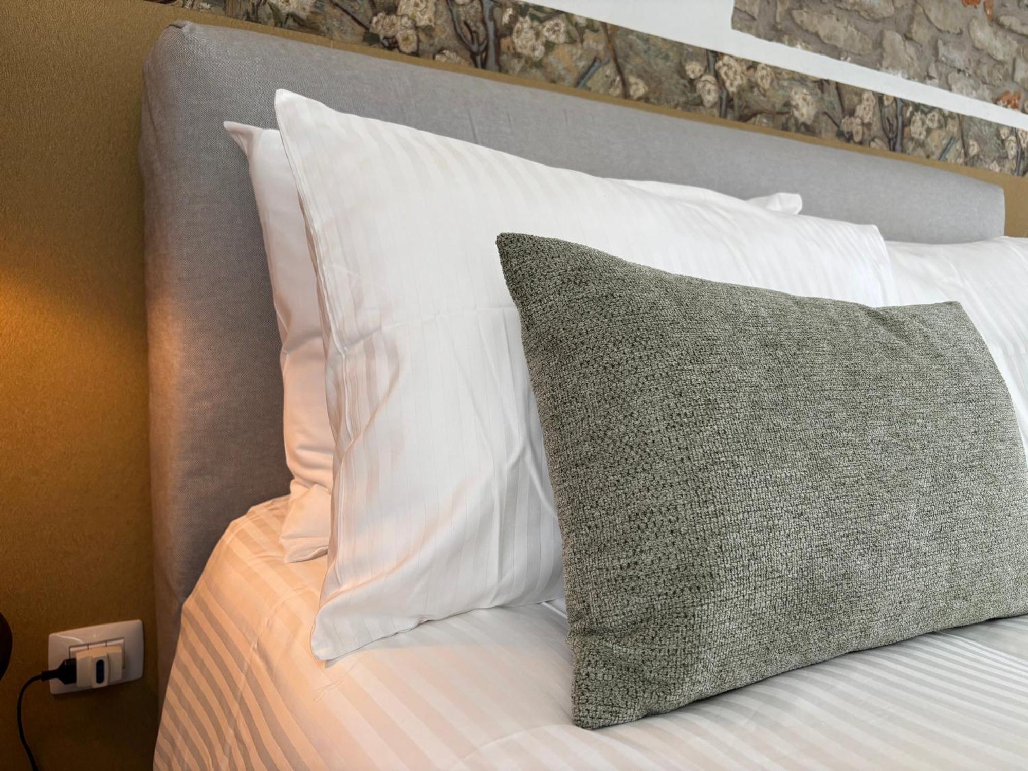 Bed and Breakfast La Luce Delle Colline Serravalle delle Langhe Exterior foto